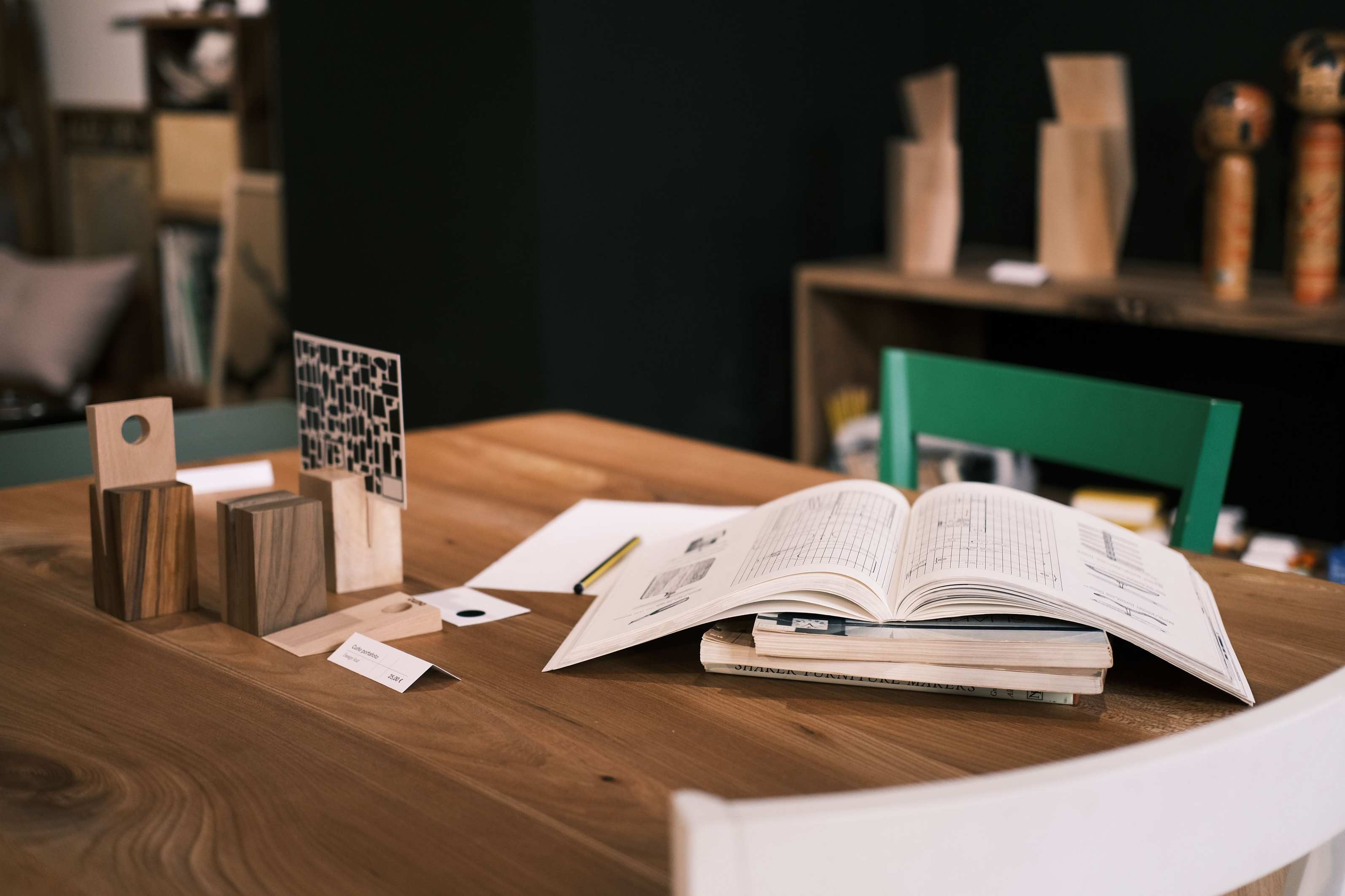 Schreibtisch mit Notizbuch, Papieren und Stift in Arbeitsumgebung