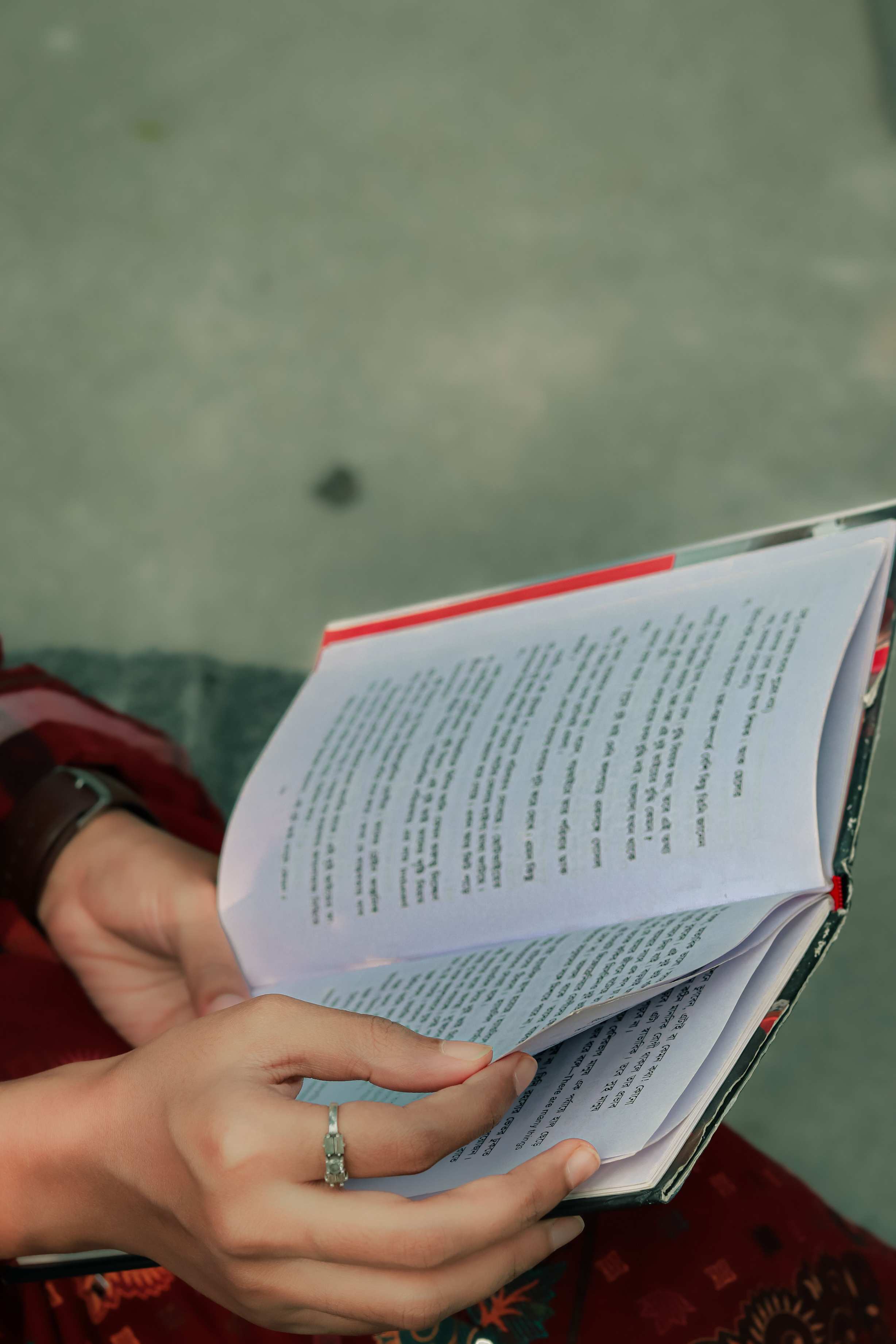 Bücherregal in einem ruhigen Arbeitszimmer
